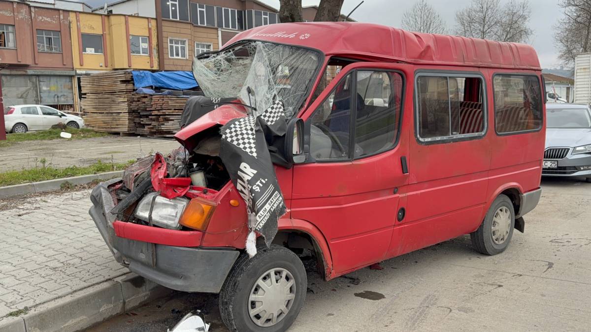 Samsun'da kamyonete çarpan minibüs kağıt gibi ezildi