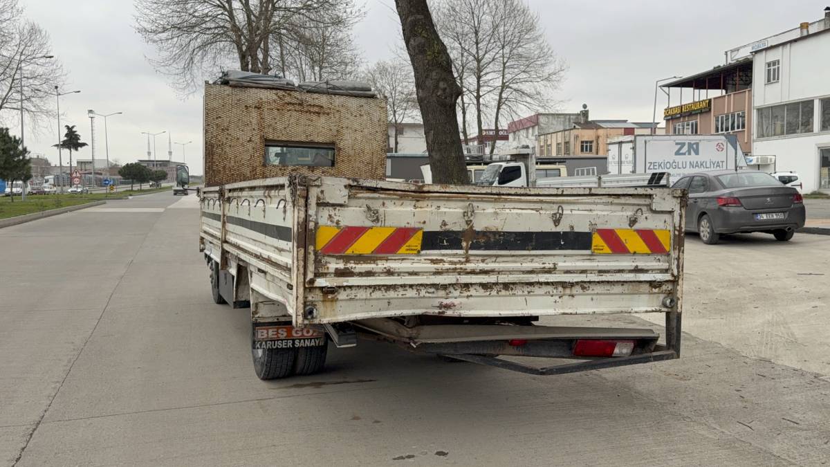 Samsun'da kamyonete çarpan minibüs kağıt gibi ezildi