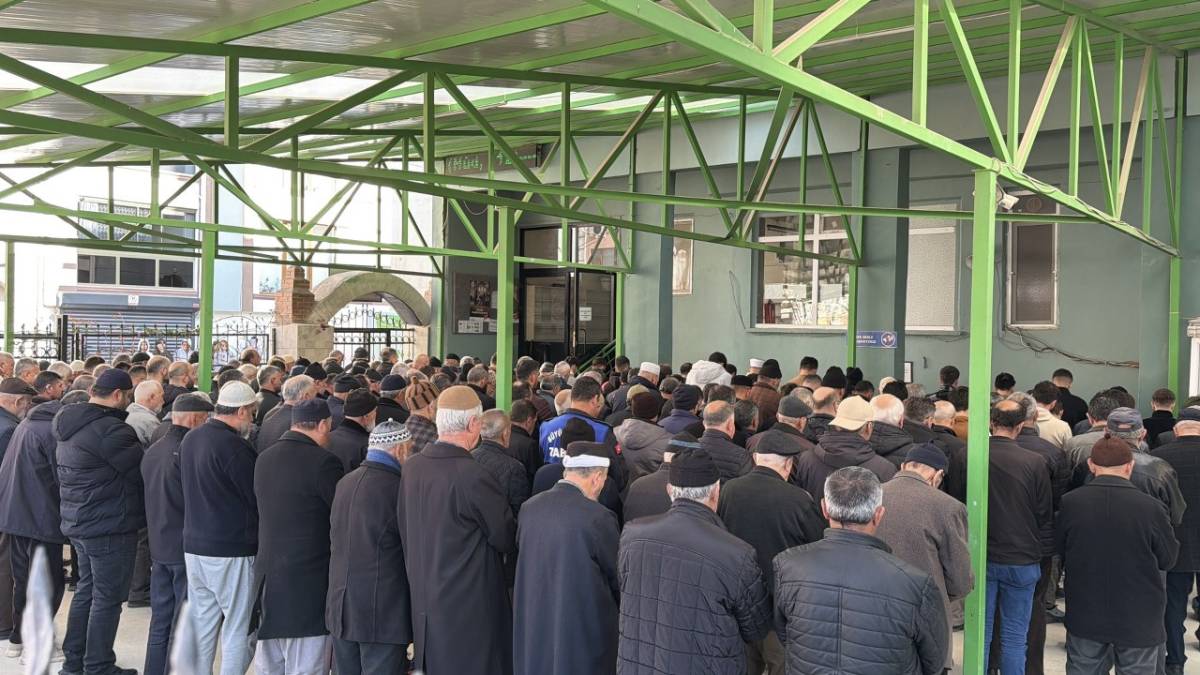 Babası tarafından öldürülen 13 yaşındaki kız toprağa verildi