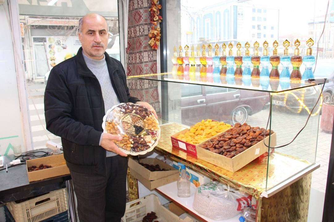 Babasını bıçakla öldürdü!