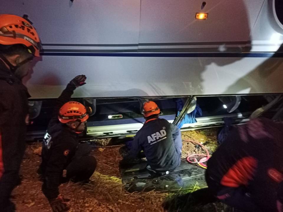 Ceza infaz kurumu aracı devrildi! Çok sayıda yaralı var