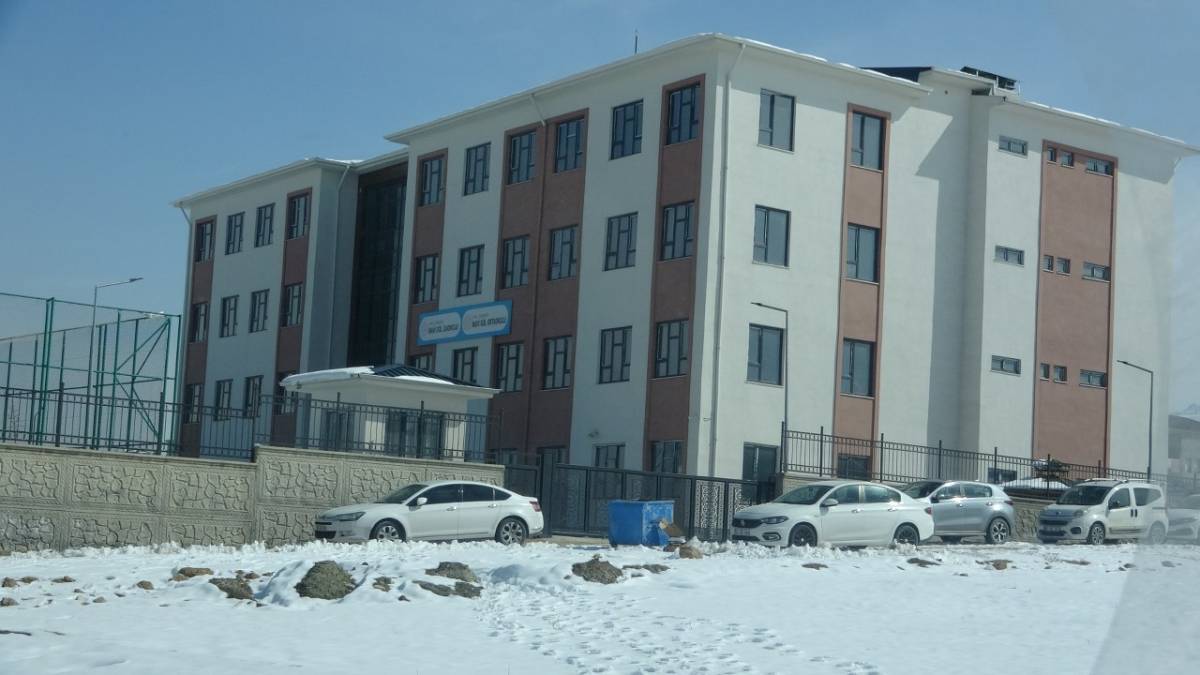 Çocuğuna kartopu atan 8 yaşındaki çocuğu darp etti