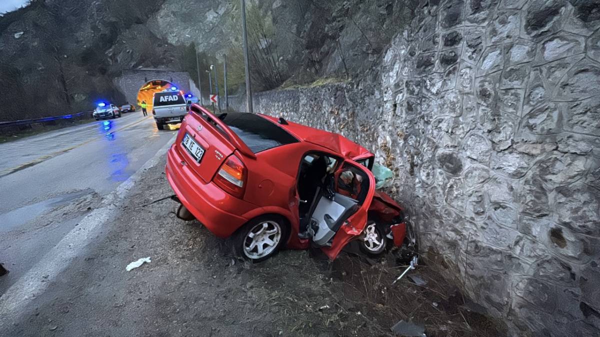 Feci kazada iki otomobil birbirine girdi! Ölü ve yaralılar var