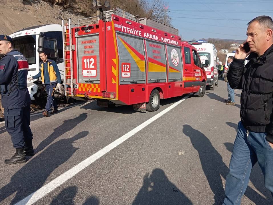 İşçi servisi otomobille çarpıştı!