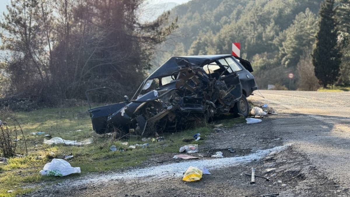 Kamyonla çarpıştı, demir yığınına döndü: 1 ölü, 5 yaralı