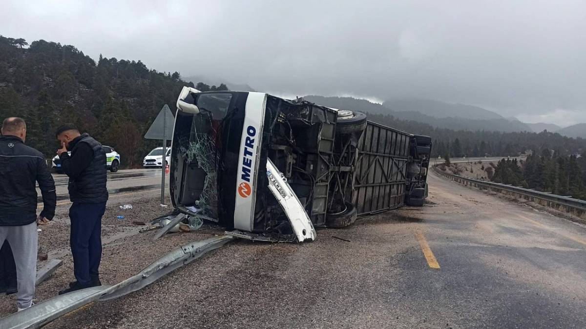Konya'da yolcu otobüsü devrildi! 20 kişi yaralandı
