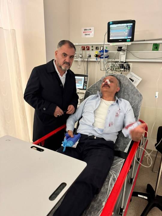 Okul müdürü öğrenci yakını tarafından darp edildi