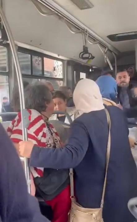 Otobüste yer kavgasına tutuşan kadınlar şoförün kolunu ısırdı