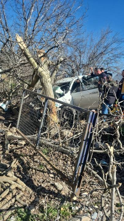 Otomobil ağaçlara ok gibi saplandı! 2 ölü, 1 ağır yaralı
