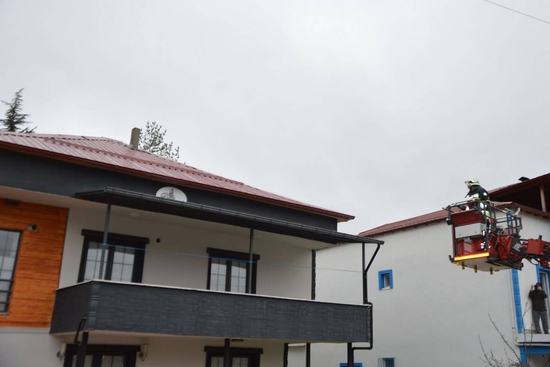 Samsun'da çatıda kalan kedi itfaiyeyi alarma geçirdi