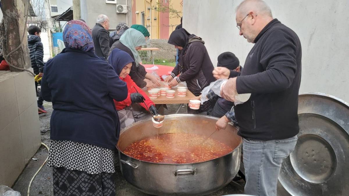 Samsun'da sıcacık iftar yemeği! Mahalle sakinleri kocaman sofrada buluştu