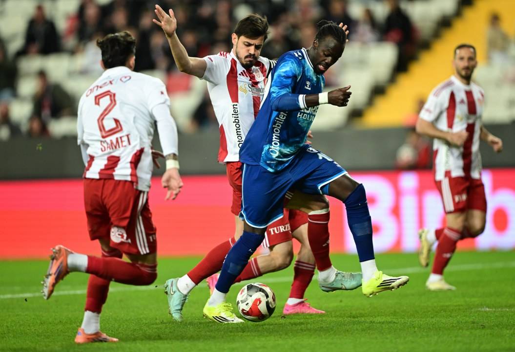 Samsunspor Antalyaspor'u yenerek Türkiye Kupası'nda çeyrek finale seri başı olarak çıktı
