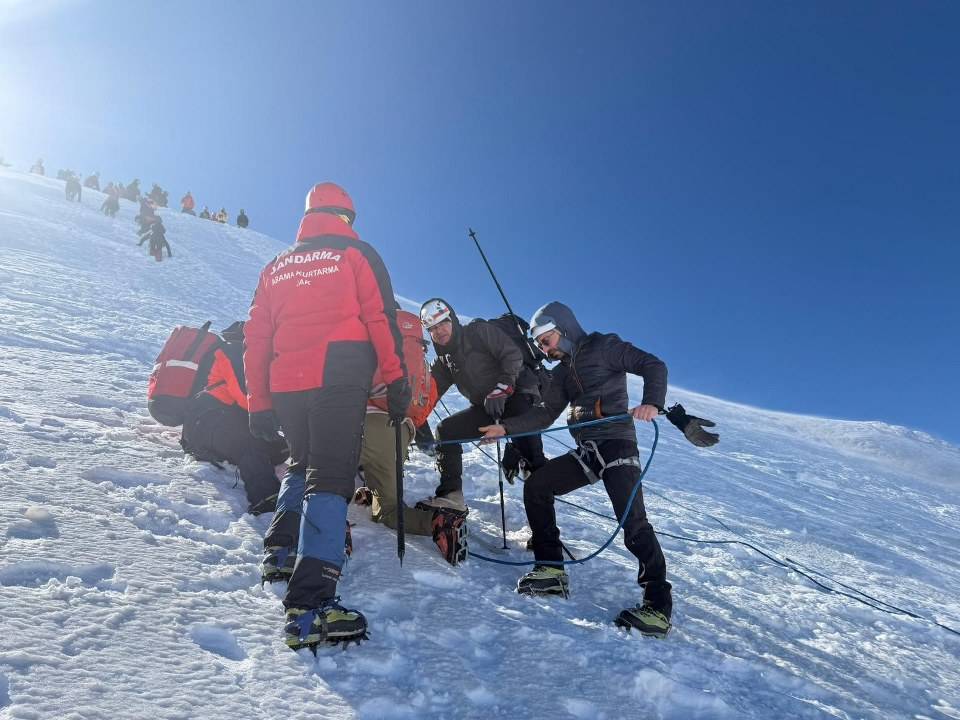 Uludağ'a tırmanırken düşen 2 kadın mahsur kaldı