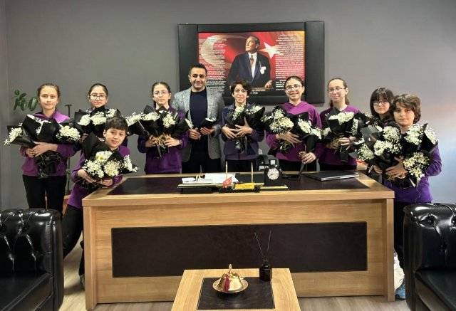 Samsun'da öğrenciler, öğretmene yönelik şiddete seygiyle tepki gösterdi