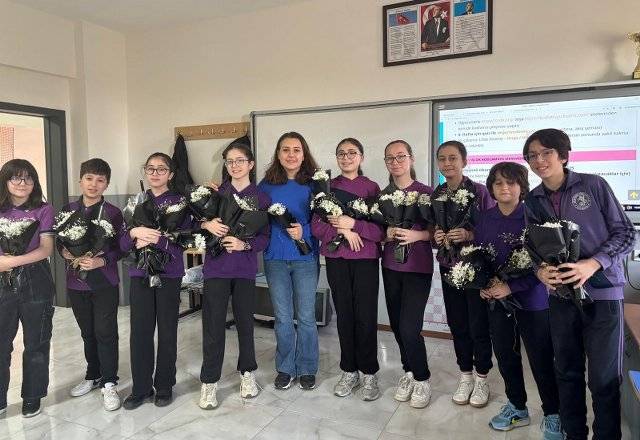 Samsun'da öğrenciler, öğretmene yönelik şiddete seygiyle tepki gösterdi