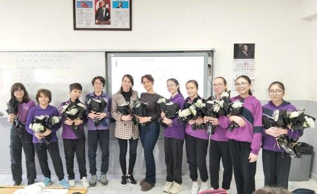 Samsun'da öğrenciler, öğretmene yönelik şiddete seygiyle tepki gösterdi