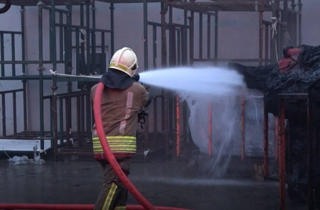 Yangına müdahale eden itfaiye ekiplerine işçiler saldırdı! 1 itfaiye eri hastaneye kaldırıldı