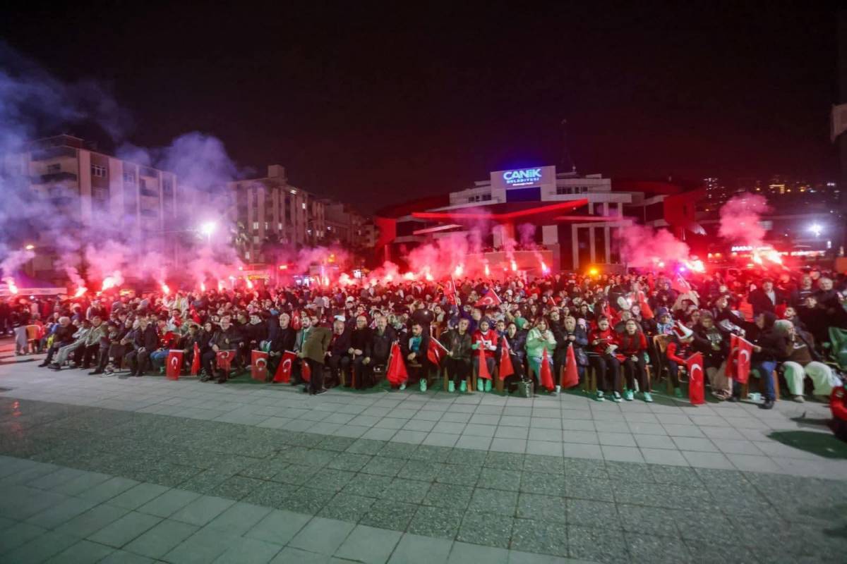 Canik'te dev ekranla milli maç coşkusu yaşandı