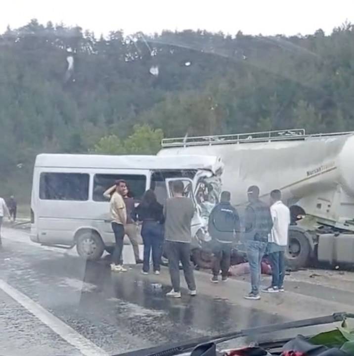 Antalya-Isparta karayolunda tır ile minibüs çarpıştı! Çok sayıda ölü var