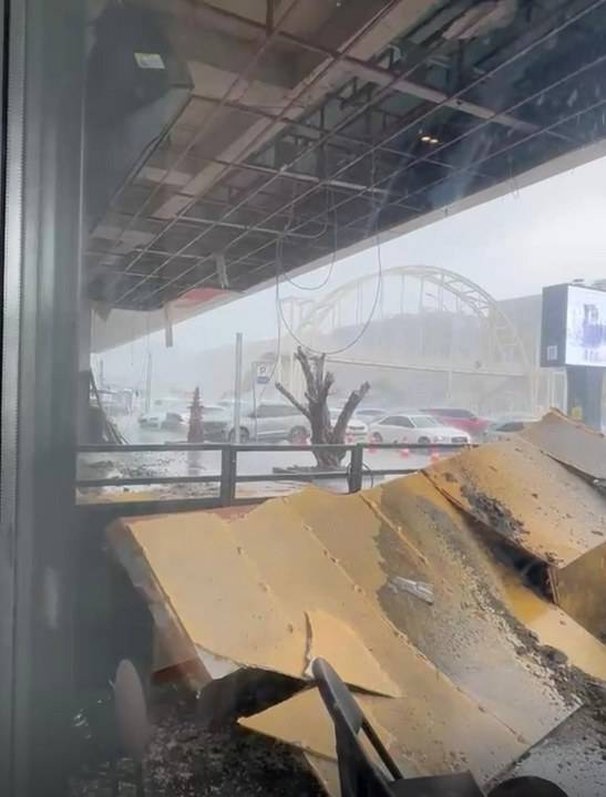 AVM'nin tavanı çöktü