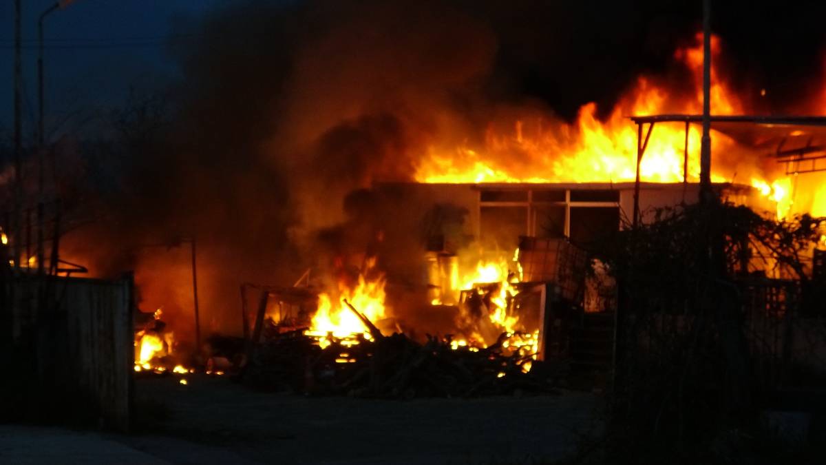 Samsun'da muz deposunda yangın çıktı! Patlamalar korkuttu