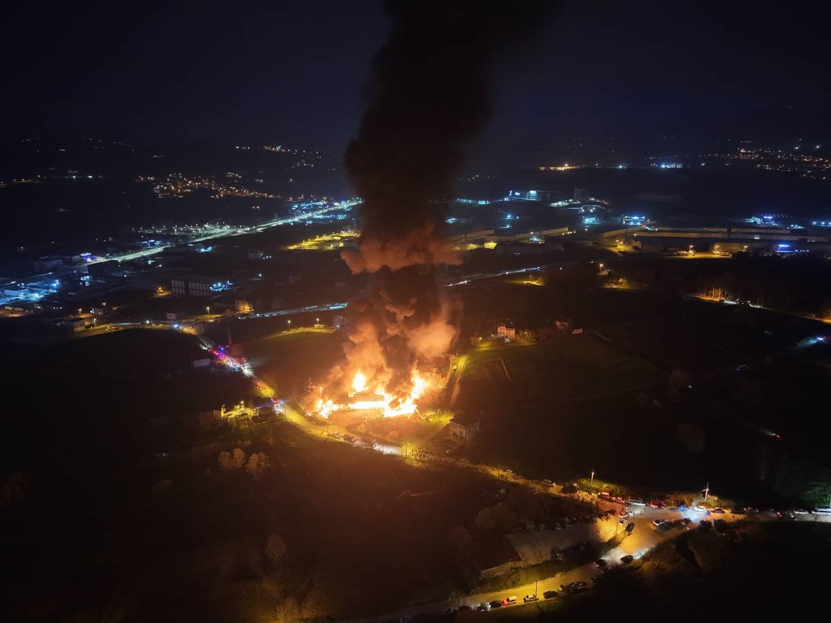 Samsun'da depo yangını havadan görüntülendi