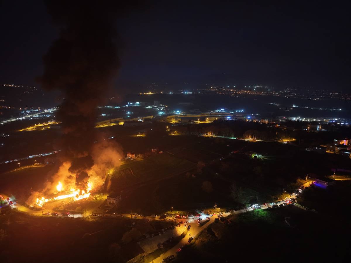 Samsun'da muz deposunda yangın çıktı! Patlamalar korkuttu