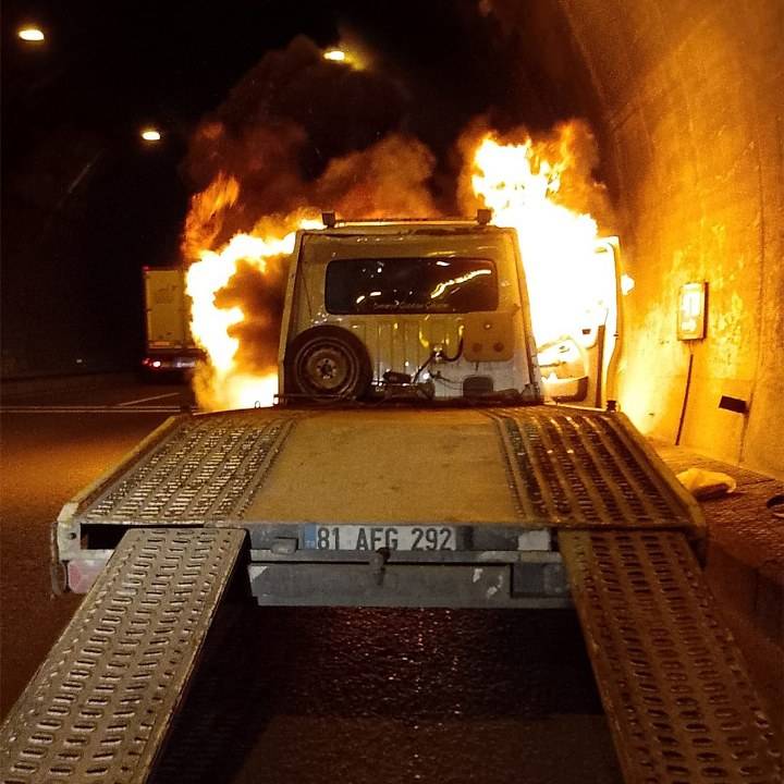 Bolu Dağı Tüneli'nde araç alev alev yandı!