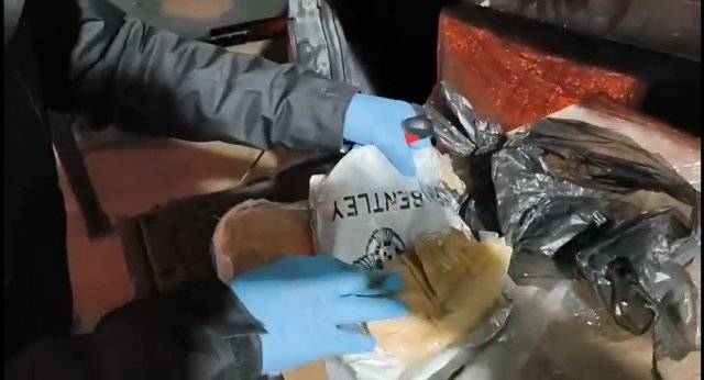 Samsun'da narkotik dedektör köpeği Şila 165 bin adet uyuşturucu hap buldu