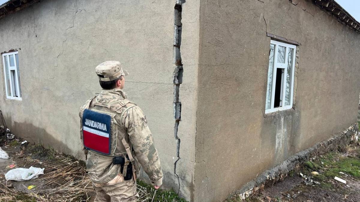 Eve düşen yıldırım duvarı boydan boya yardı!