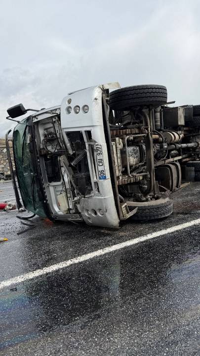 Feci kaza! İş makinesi ile tır çarpıştı, 1'i ağır 3 yaralı