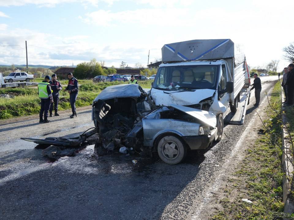Feci kaza kamyonetle çarpışan Tofaş ikiye bölündü, sürücü hayatını kaybetti