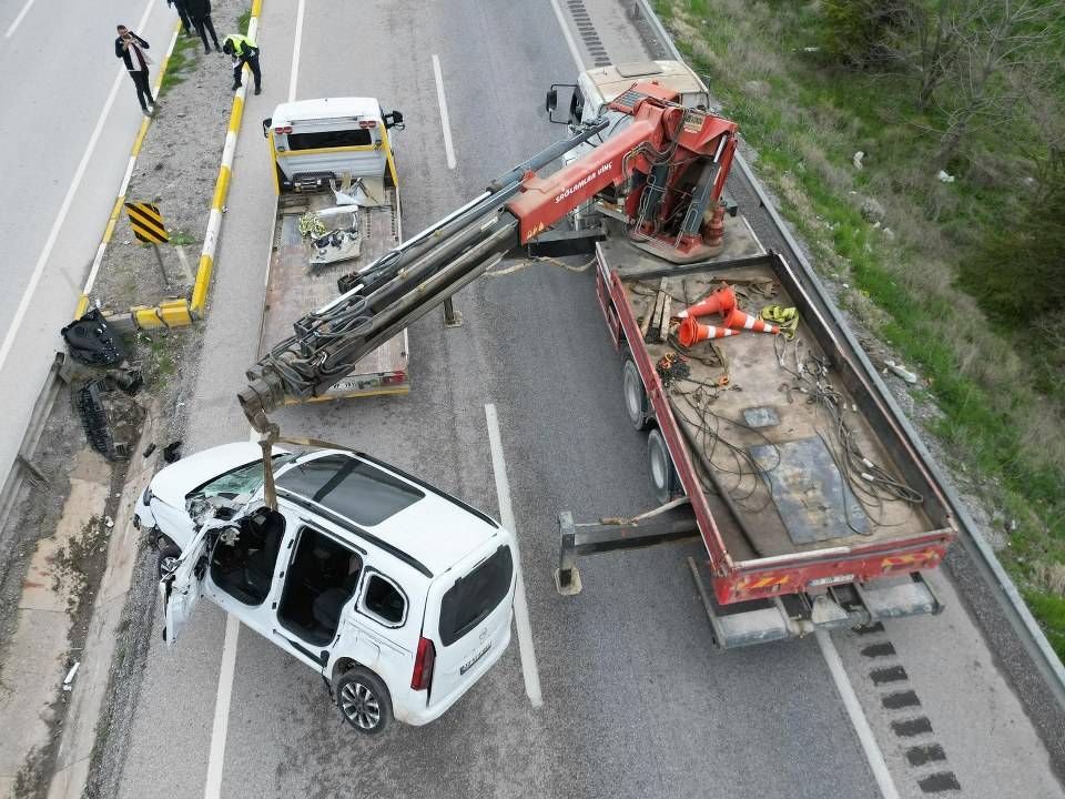 Feci kaza! kontrolden çıkan araç yan yattı! 1 ölü, 2 yaralı