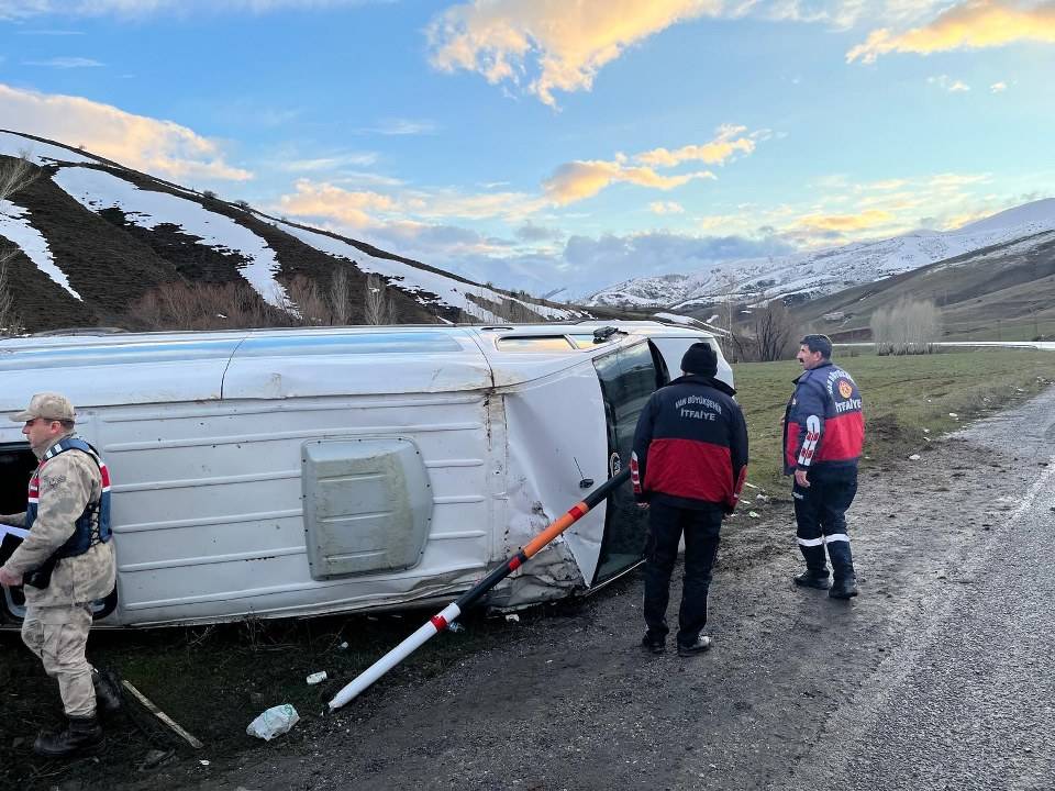 Feci kaza! Minibüs takla attı: 11 yaralı
