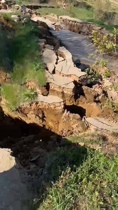 Heyelan yolu parçaladı!