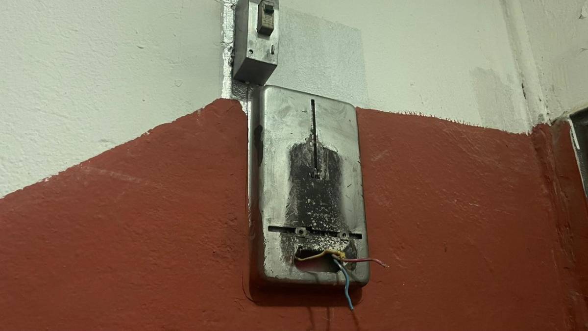 Hırsızlar bunu da yaptı! Evin elektrik sayacını çaldılar