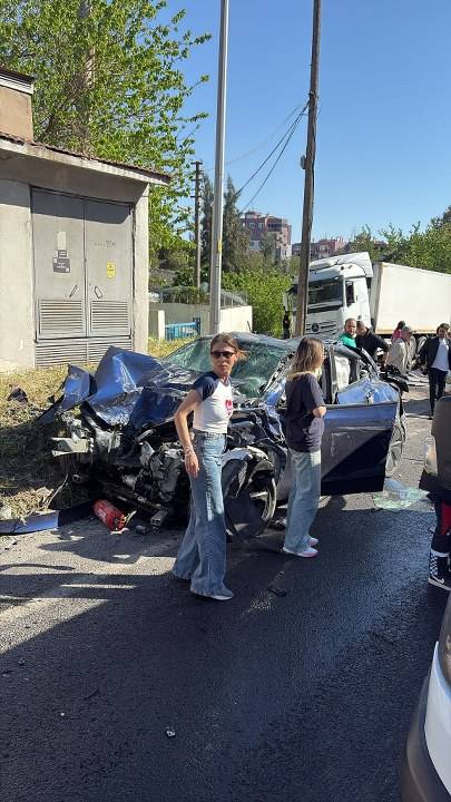 İzmir Bornava'da feci kaza! Freni patlayan tır karşı şeride geçti: Ölü ve yaralılar var