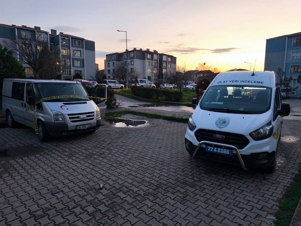 Minibüse silahlı saldırı! Açık camdan 6 el ateş etti! 1 kişi öldü