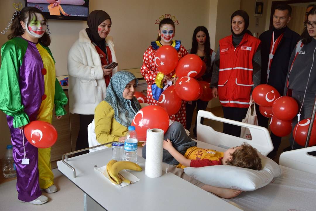 Samsun'da Genç Kızılay gönüllüleri hastanede tedavi gören çocukları yalnız bırakmadı