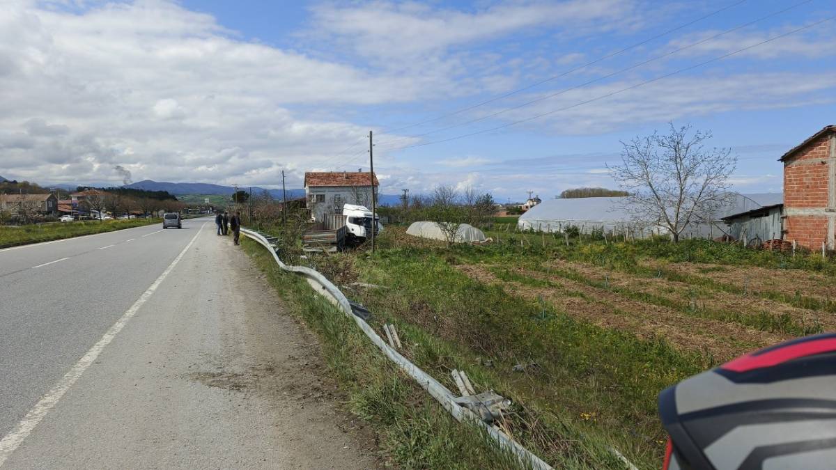 Samsun'da yoldan çıkan tır tarlaya uçtu!
