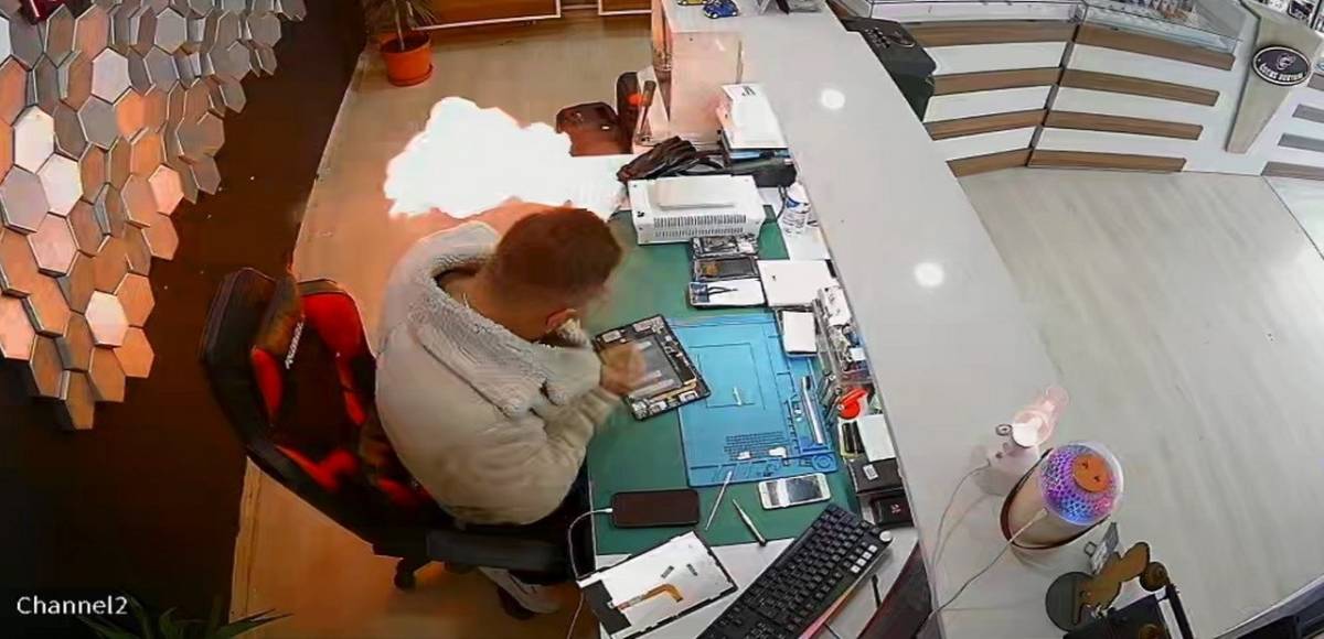 Telefon bataryası bomba gibi patladı