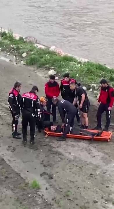 Yeşilırmak'da intihar girişimi! Kendini köprüden aşağı attı