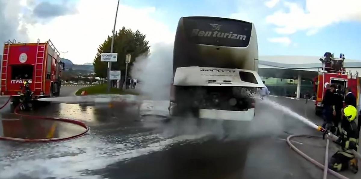 Yolcu otobüsü alevler içinde kaldı