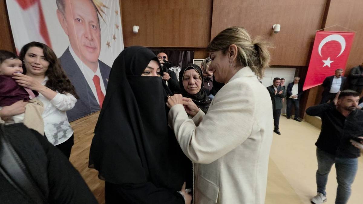 Diyarbakır'da CHP ve YRP’den ayrılan 100 kişi AK Parti’ye katıldı
