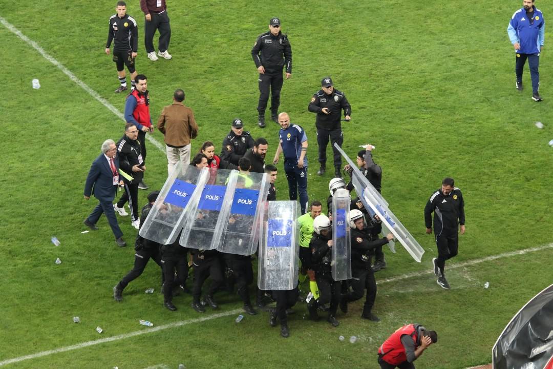 Eskişehirspor ve Ayvalıkgücü Belediyespor play-off mücadelesinde olay
