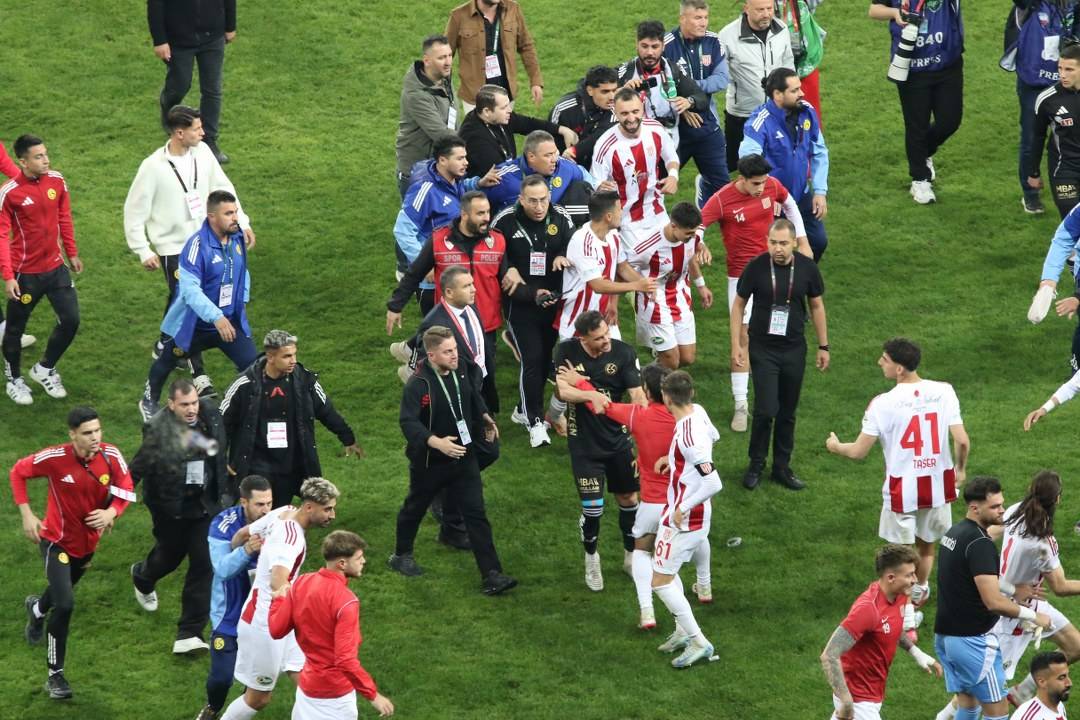Eskişehirspor ve Ayvalıkgücü Belediyespor play-off mücadelesinde olay