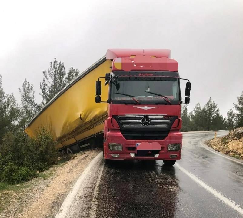 Otomobil tırla çarpıştı! 1 kişi öldü