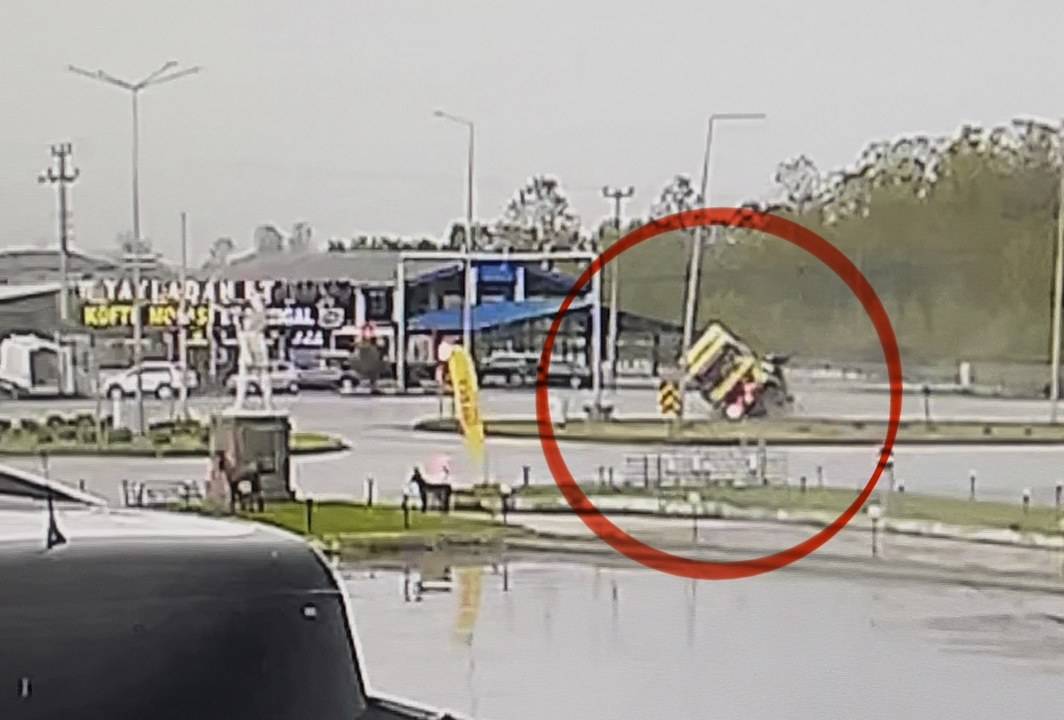 Samsun'da demir yüklü tır devrildi!