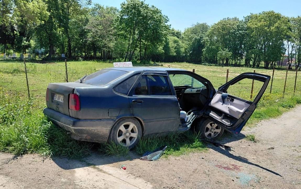 Samsun'da otomobil  beton direğe çarptı! 2 kişi yaralandı